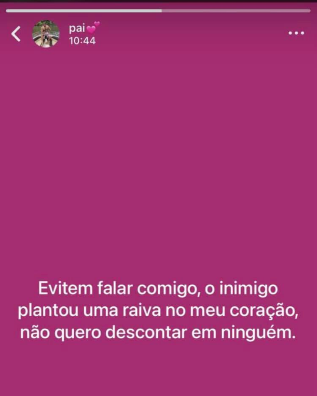 Print de status do WhatsApp do contato salvo como Pai. Em um fundo rosa choque, a pessoa escreveu apenas "Evitem falar comigo, o inimigo plantou uma ravia no meu coração não quero descontar em ninguém."