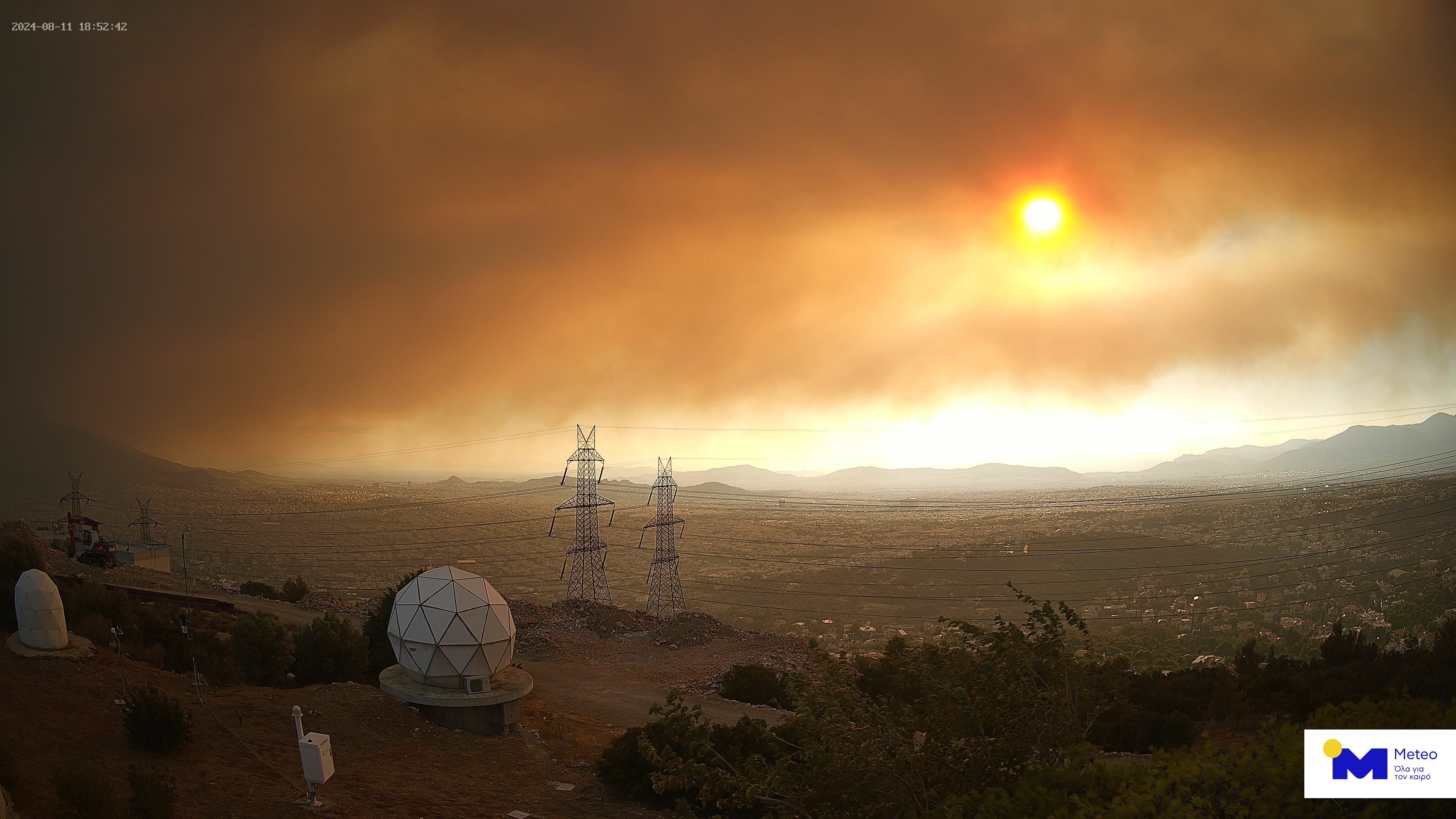 An eerie photograph of a big cloud of smoke over Athens. No, this isn't on Mars.