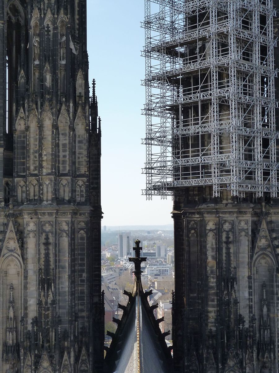 https://upload.wikimedia.org/wikipedia/commons/thumb/c/c6/Köln%2C_Dom.JPG/900px-Köln%2C_Dom.JPG?20140914205916